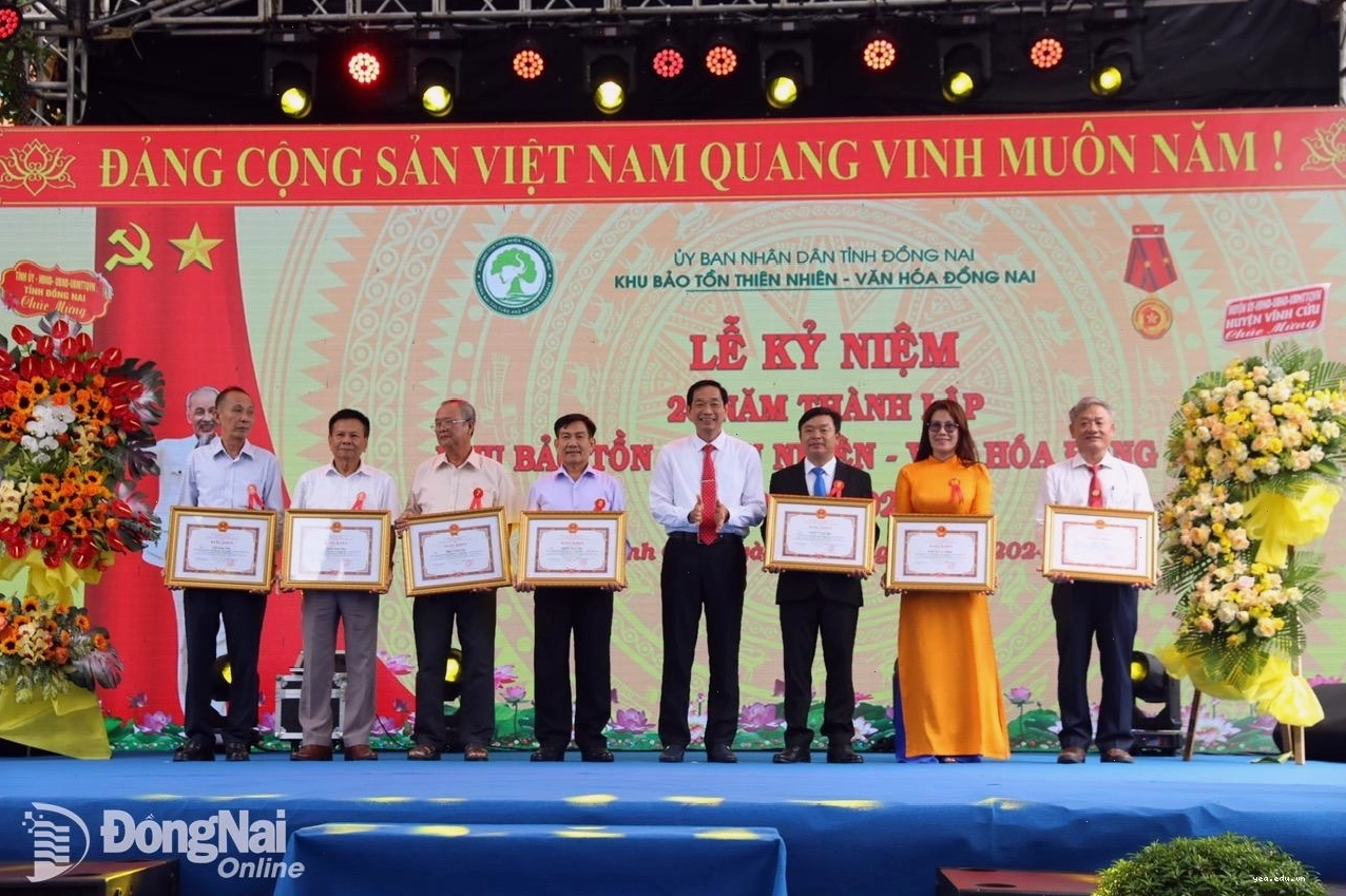 Phó chủ tịch UBND tỉnh Võ Văn Phi tặng bằng khen của UBND có các cá nhân có thành tích tại Khu Bảo tồn