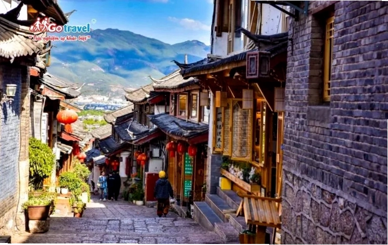Phố cổ Lệ Giang với những ngôi nhà cổ kính và dòng kênh êm đềm