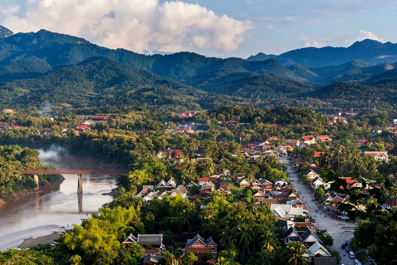 Phố cổ Luang Prabang vào buổi sáng mùa hè, tĩnh lặng và ngập tràn ánh nắng dịu.
