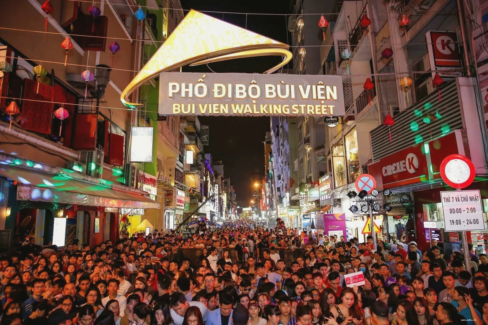Phố đi bộ Bùi Viện về đêm lung linh ánh đèn neon