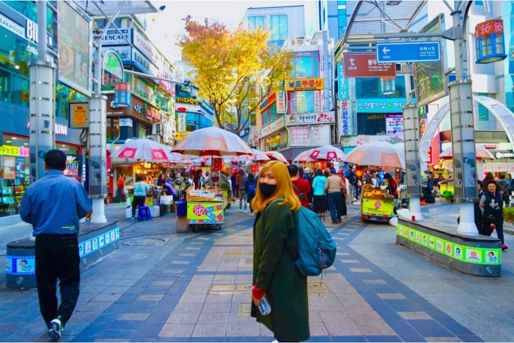 Phố đi bộ Busan tấp nập người qua lại và các cửa hàng thời trang