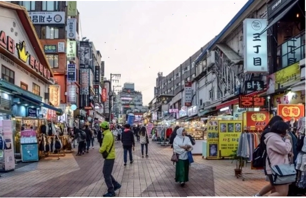 Phố đi bộ Hongdae tấp nập người qua lại