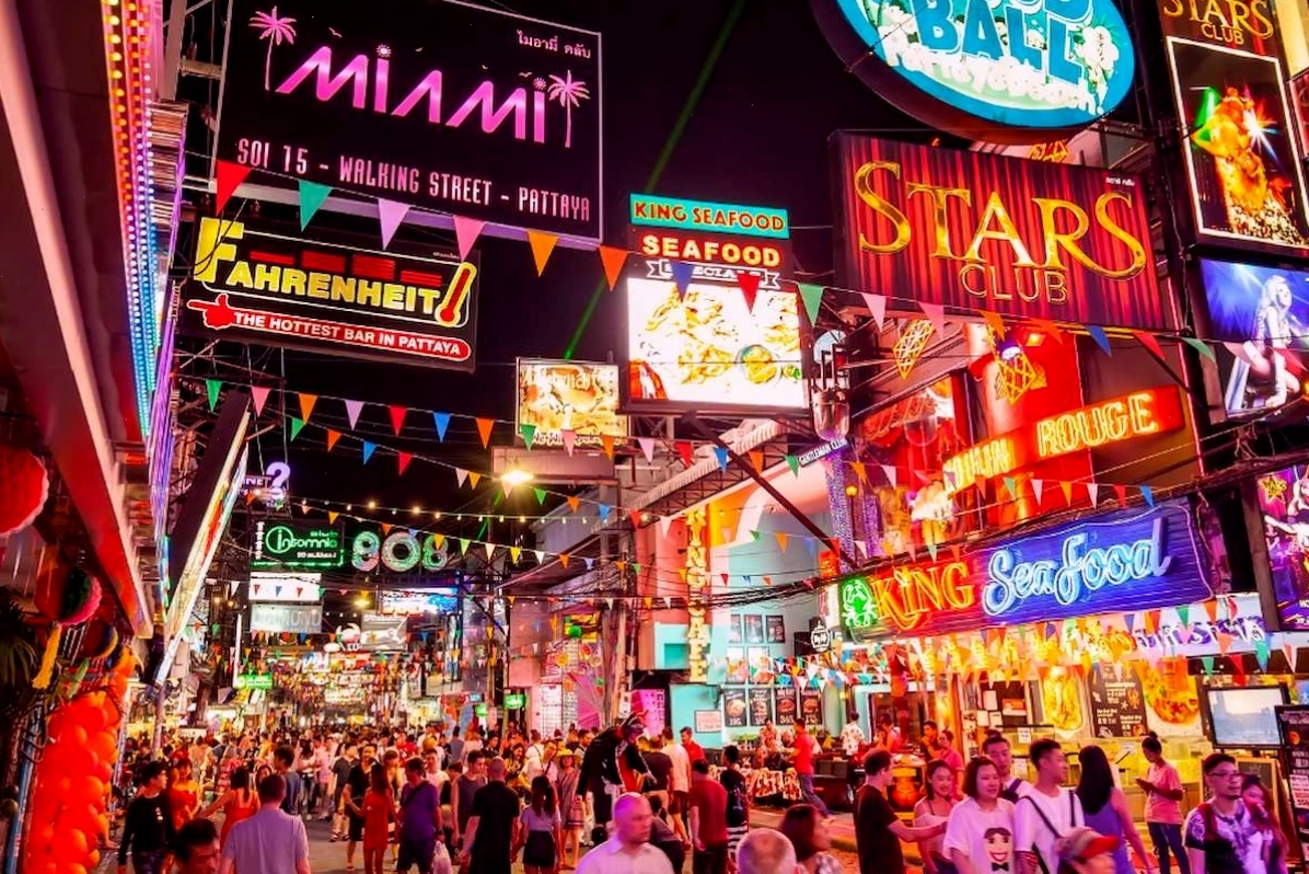 Phố đi bộ Walking Street Pattaya sôi động về đêm