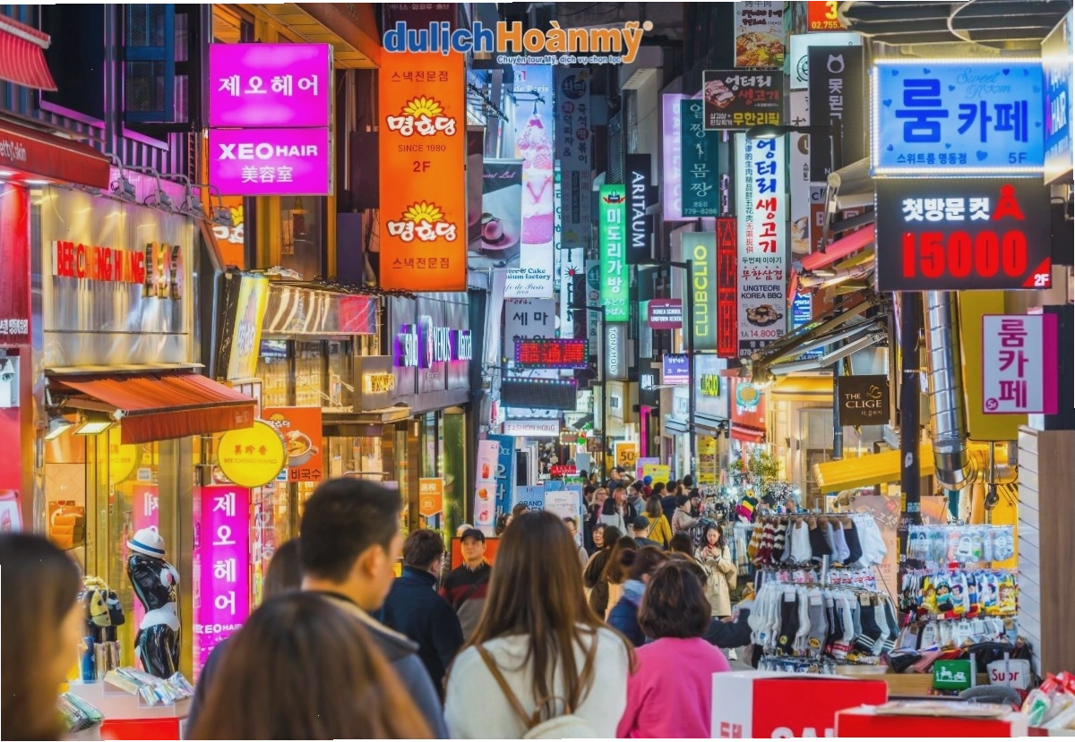 Phố Myeongdong sầm uất với các cửa hàng mỹ phẩm và ẩm thực đường phố