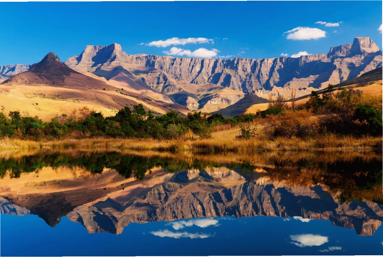 Phong cảnh hùng vĩ của Dãy núi Drakensberg với những đỉnh núi phủ mây