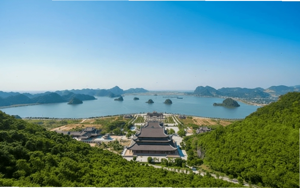 Phong cảnh hữu tình của Chùa Tam Chúc với núi non và sông nước