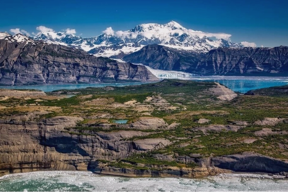 Phong cảnh Iceland vào mùa hè với ánh sáng ban ngày kéo dài
