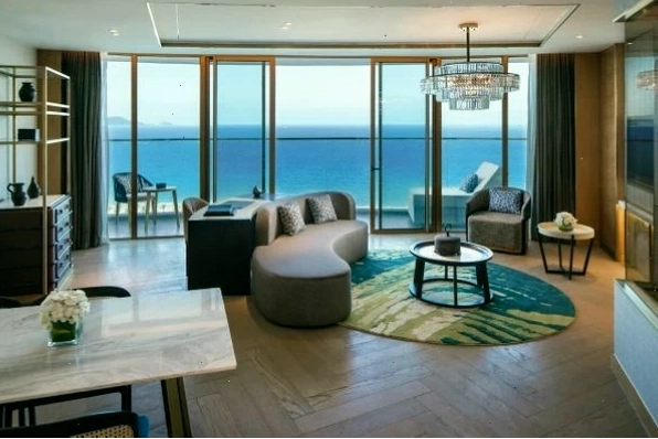 Phòng Deluxe Suite hướng biển tại Movenpick Cam Ranh