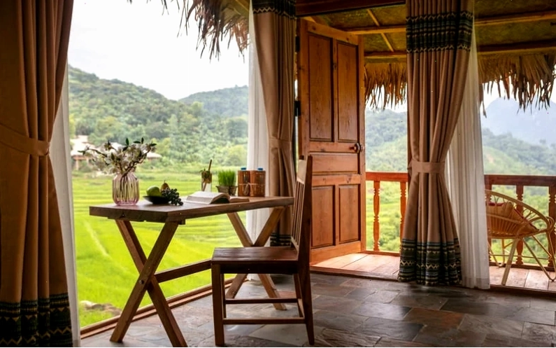 Phòng nghỉ tại một resort cao cấp ở Pù Luông với view nhìn ra núi rừng
