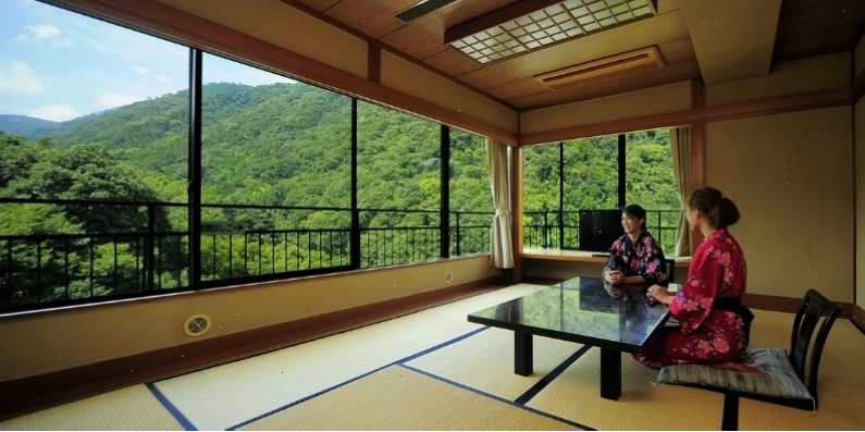 Phòng ngủ ryokan với giường futon trên sàn tatami