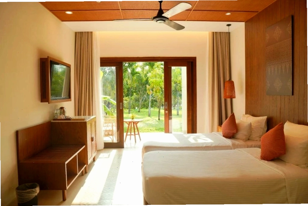 Phòng ngủ tại một khu lưu trú ở Dốc Lết với view biển
