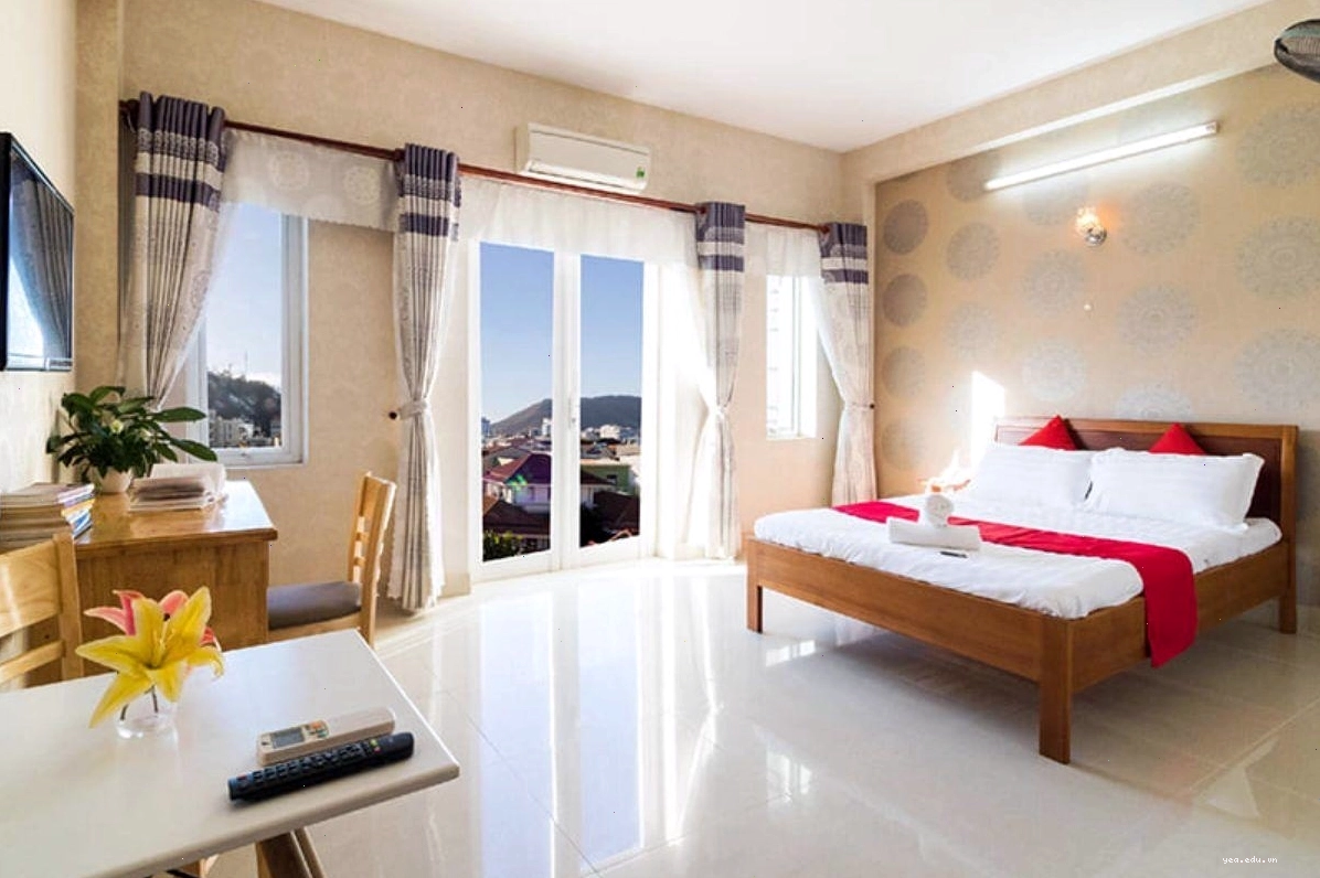 Phòng nhà nghỉ có ban công view phố