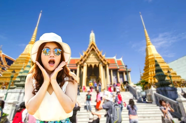 Photo chân dung cô gái trẻ châu á xinh đẹp với mái tóc dài màu đỏ trông phấn khích há hốc mồm