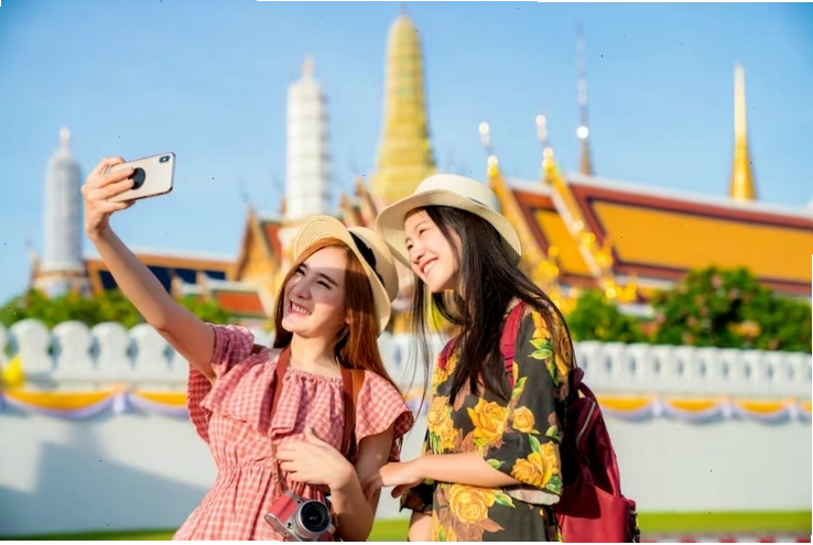 Photo hai cô bạn gái người châu á du lịch và chụp ảnh ở grand palace và wat phra kaew