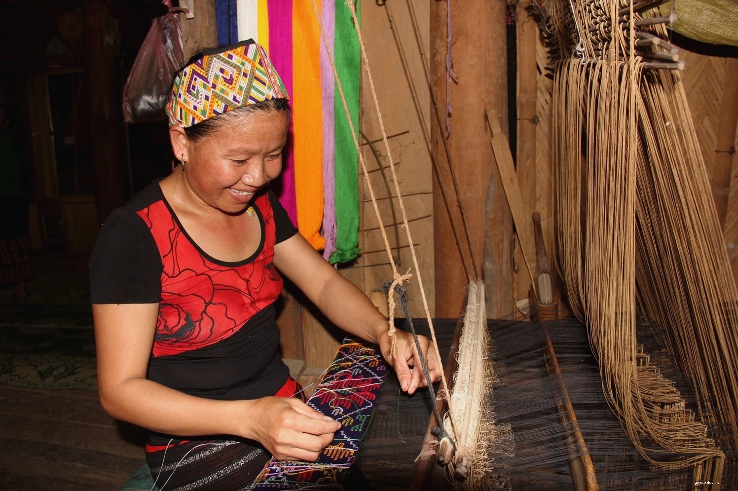 Phụ nữ bản Noọng Dẻ miệt mài bên khung cửi, gìn giữ nét đẹp văn hóa truyền thống