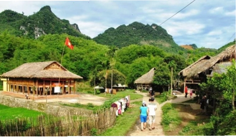 Phụ nữ Thái trắng đang dệt thổ cẩm với các họa tiết truyền thống
