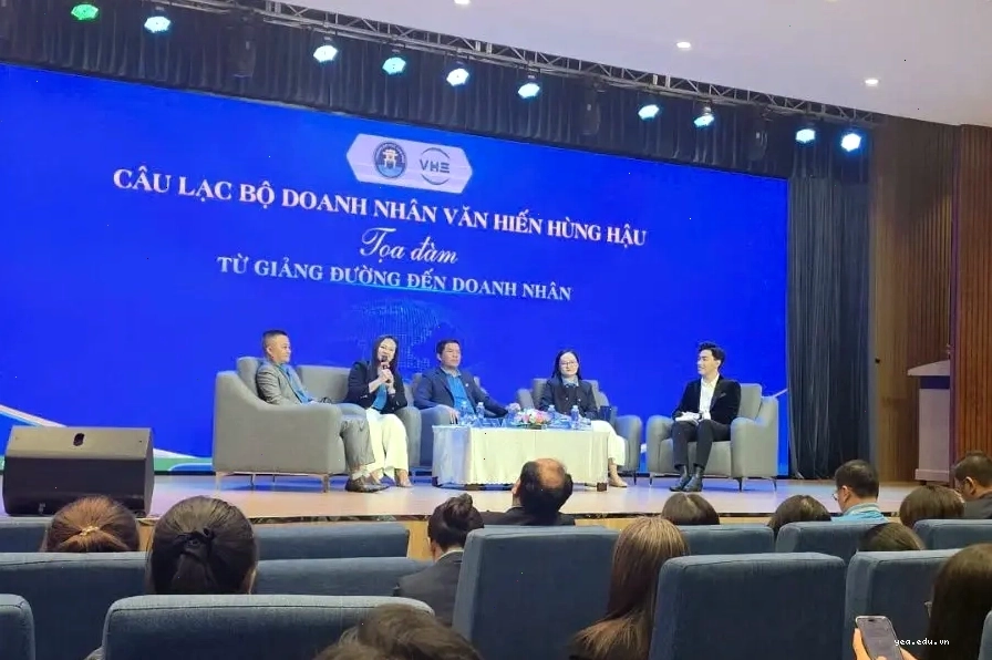 Phụ nữ trao đồ vật cho nhà sư cần cẩn trọng