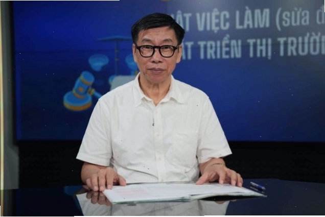 Phụ thu quản trị hệ thống và phí tiện ích trên vé máy bay