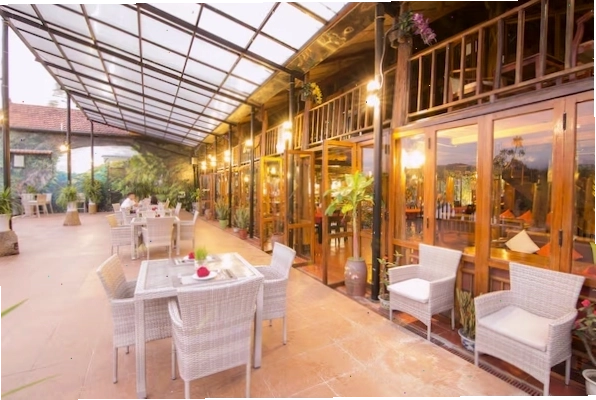 Phục vụ bữa sáng, bữa trưa và bữa tối tại nhà hàng của resort