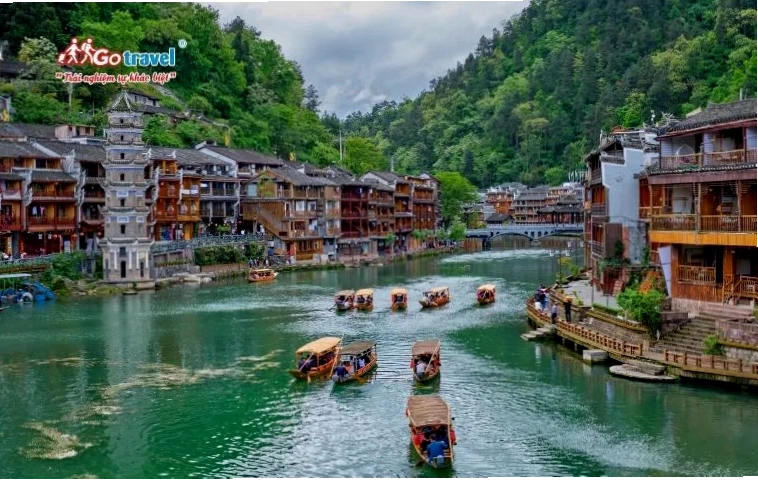 Phượng Hoàng Cổ Trấn lung linh về đêm với ánh đèn lồng rực rỡ