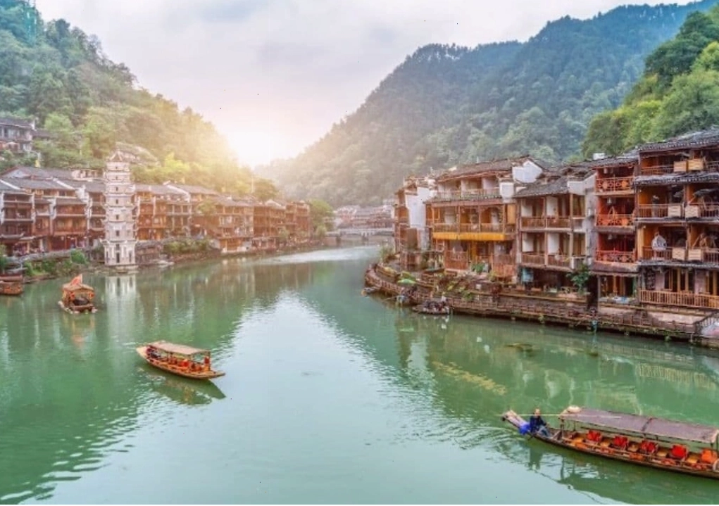 Phượng Hoàng Cổ Trấn mùa xuân với cây cối xanh tươi và không khí trong lành