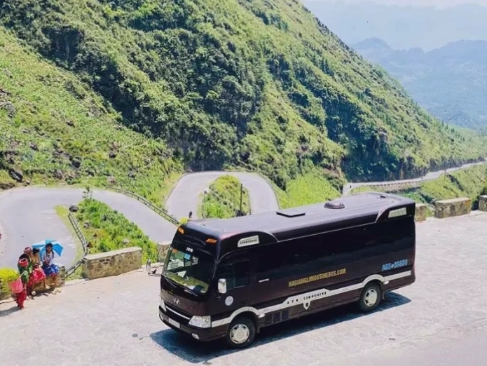 Phương tiện di chuyển trên con đường quanh co tại Cao nguyên đá Đồng Văn
