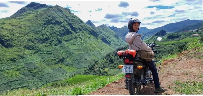 Phương tiện di chuyển trên Dốc Bắc Sum, thường là xe máy.