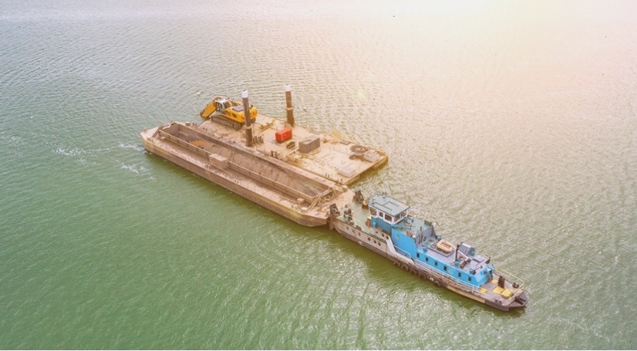 Quá trình trung chuyển hàng từ container sang sà lan