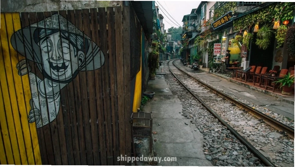 Quán cà phê có hình vẽ Graffiti tại Phố Đường Tàu