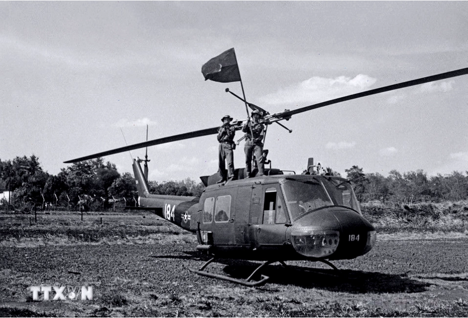 Quân giải phóng tiến công khống chế sân bay Hòa Bình và làm chủ thị xã Buôn Ma Thuột năm 1975.