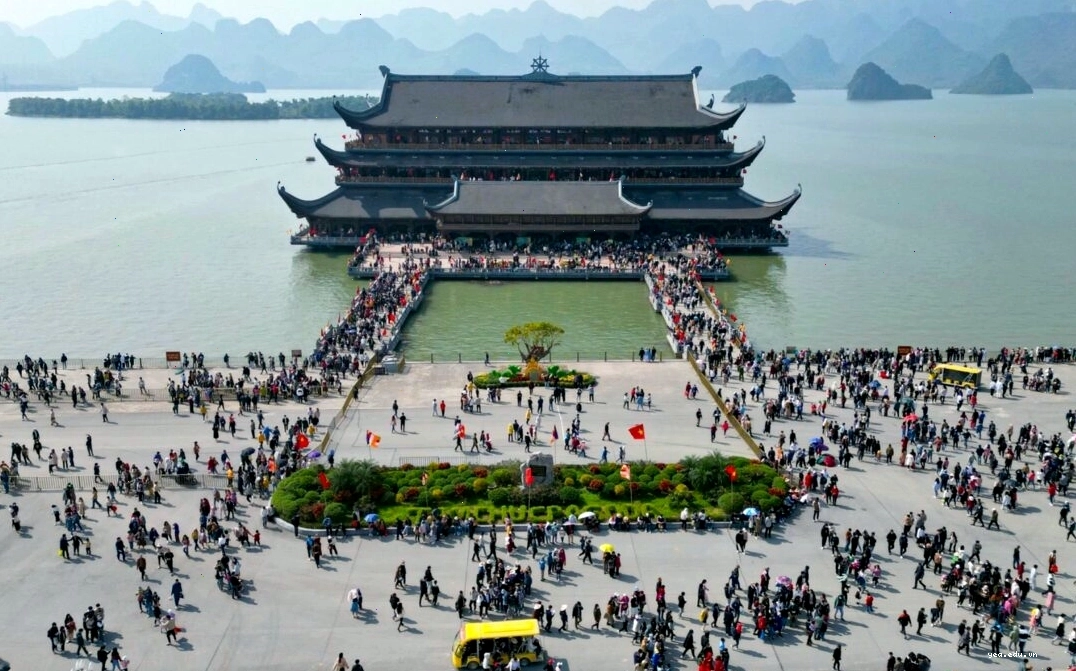 Quần thể Chùa Tam Chúc Kim Bảng Hà Nam với kiến trúc nguy nga và cảnh quan thơ mộng