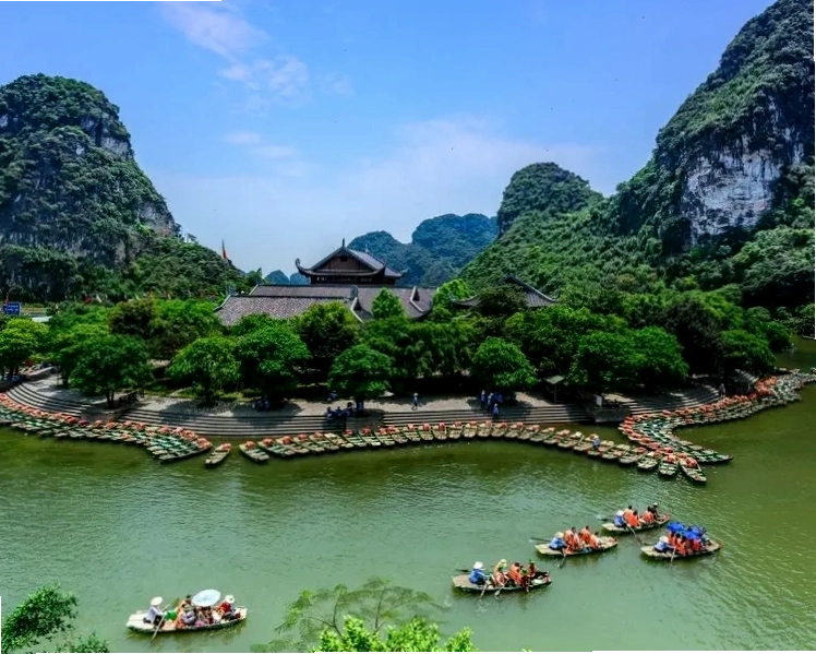 Quần thể danh thắng Tràng An là một địa điểm du lịch nổi tiếng bậc nhất Việt Nam.
