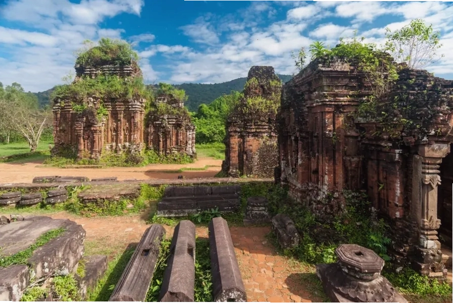Quần thể danh thắng Tràng An với cảnh quan núi đá vôi và sông nước