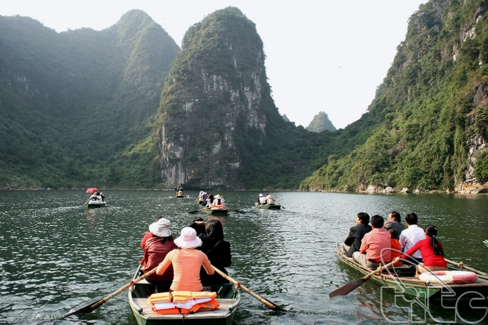 Quần thể danh thắng Tràng An với cảnh quan núi non và sông nước hữu tình