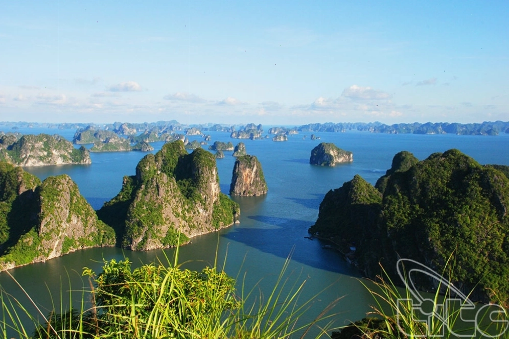 Quần thể danh thắng Tràng An với vẻ đẹp hùng vĩ của các núi đá vôi và dòng sông uốn lượn