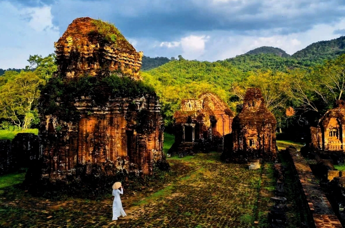 Quần thể đền tháp Thánh địa Mỹ Sơn dưới ánh nắng ban mai