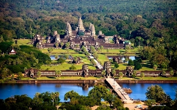 Quần thể di tích đền Angkor nhìn từ xa với các tòa tháp vươn cao