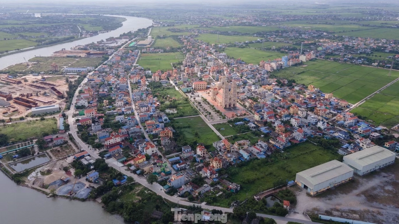 Quang cảnh làng Phú An với nhiều biệt thự cao tầng san sát