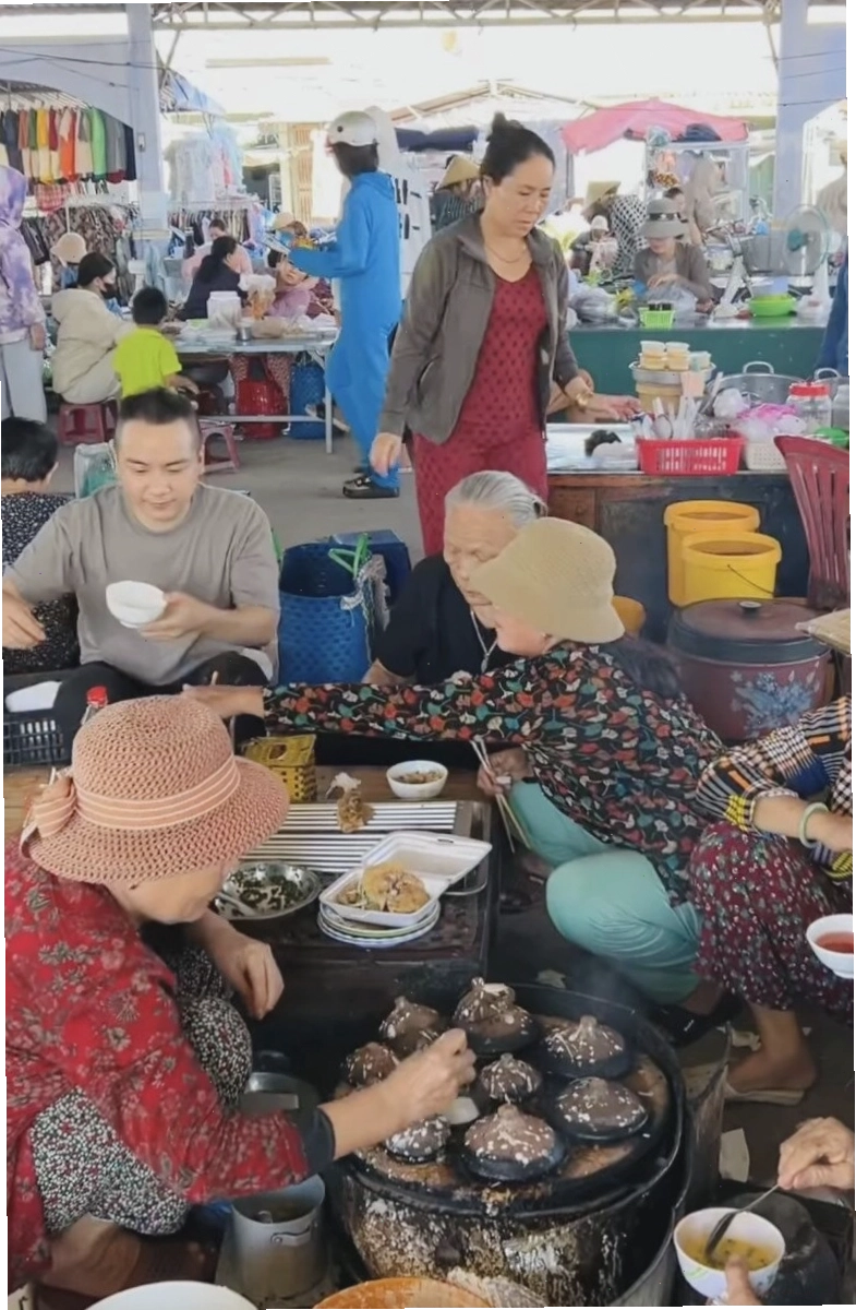Quang cảnh mua bán tấp nập tại Chợ Phương Cựu