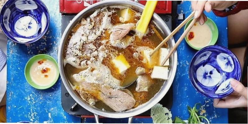 Quảng trường Lâm Viên với biểu tượng nụ hoa và lá atiso