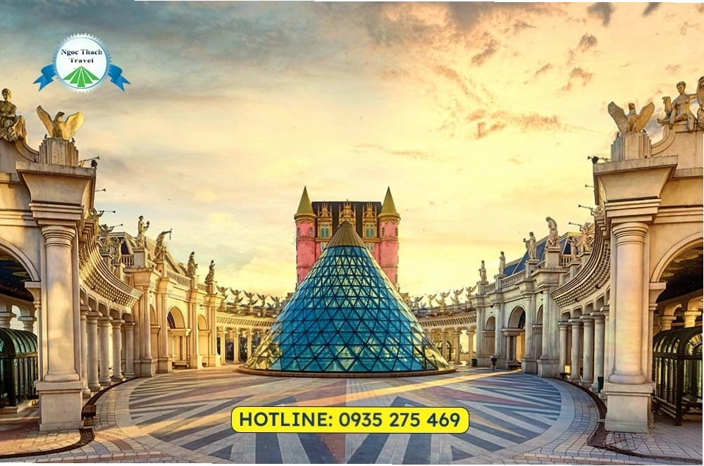 Quảng trường Nhật Thực Bà Nà Hills – điểm chụp ảnh nổi bật với không gian rộng lớn và kiến trúc Châu Âu độc đáo.