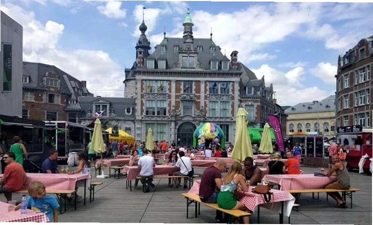 Quảng trường Place d’Armes sôi động