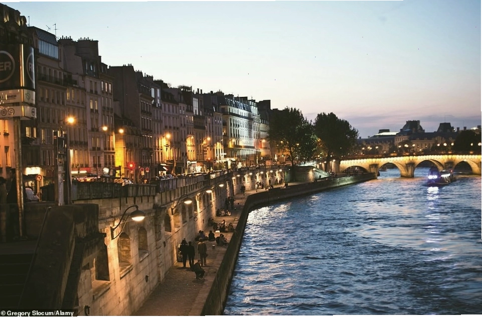 Quảng trường Place des Vosges - nét cổ kính giữa lòng Paris