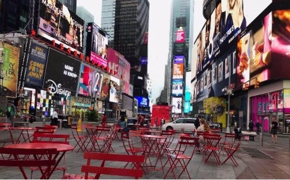 Quảng trường Times Square chuẩn bị cho một ngày mới với ánh đèn rực rỡ