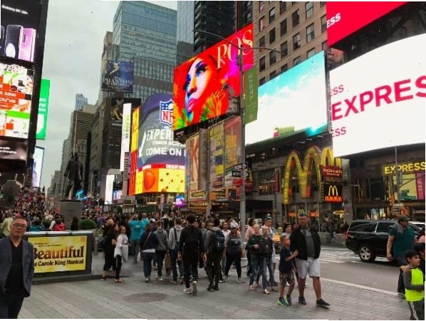 Quảng trường Times Square là “nơi phải đến” khi tới New York với ánh đèn rực rỡ
