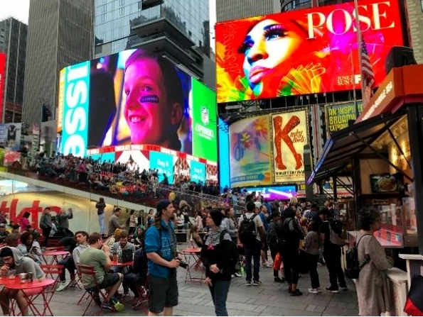 Quảng trường Times Square tập trung nhiều quán cafe, cửa hàng và bán đồ lưu niệm