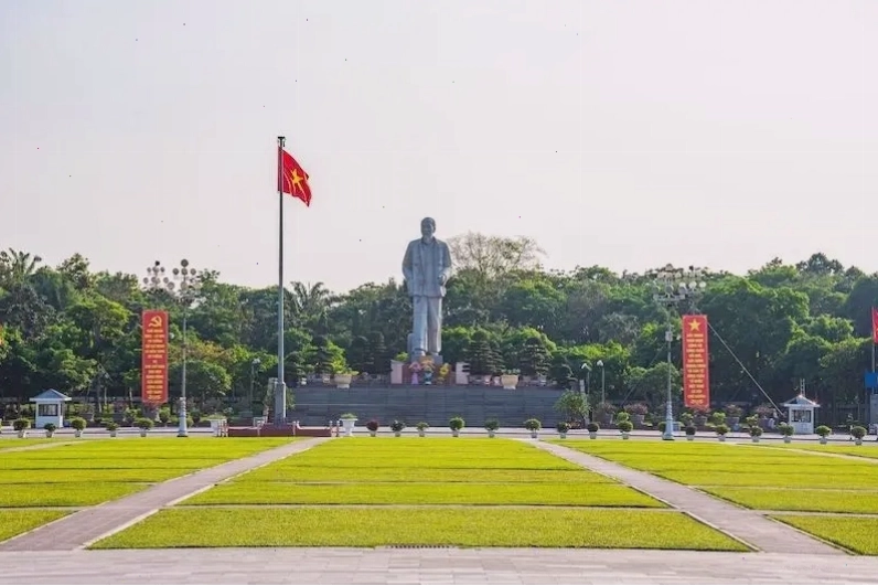 Quảng trường và Tượng đài Chủ tịch Hồ Chí Minh tại thành phố Vinh, Nghệ An