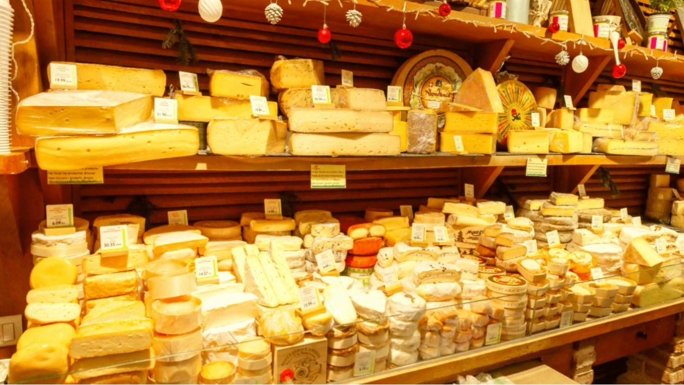 Quầy hàng phô mai đa dạng tại Paris