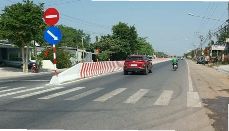 Quy trình sản xuất dải phân cách bằng công nghệ đầm khí tại Hùng Vương