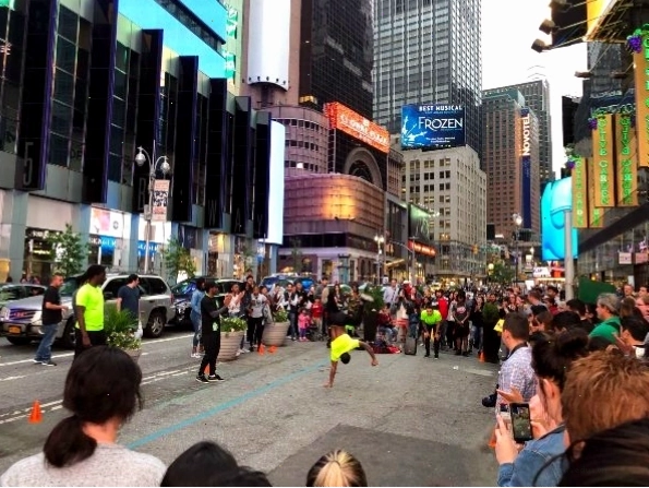 Rất nhiều hoạt động đường phố diễn ra tại quảng trường Times Square
